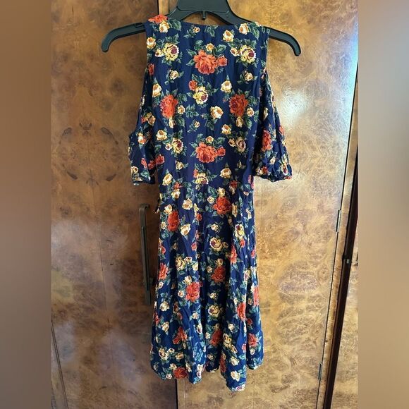 Floral Cut out Shoulder Wrap Dress - Picture 7 of 8